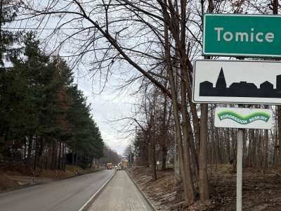 Nowy odcinek chodnika przy Łazówce gotowy. Kolejny krok ku bezpiecznemu połączeniu pieszym między gminami