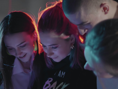 Młodzieżowe słowo roku 2025 wybrane. O dziwo, znają je nawet dorośli