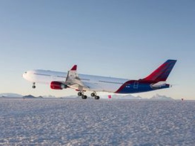 Historyczny moment w lotnictwie polarnym. Airbus A330 lądował na lodzie