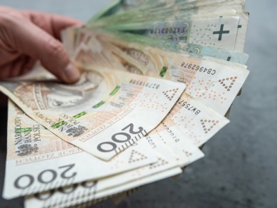 Wypłacają 1721 zł przez trzy miesiące. Potem 1352 zł miesięcznie