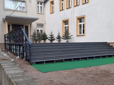 Co jest wykonywane przed budynkiem OOK?