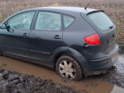 Pościg za 32-latkiem. Porzucił auto w błocie i próbował uciec pieszo