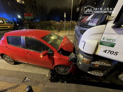 Pijana kierująca Toyotą czołowo uderzyła w śmieciarkę. “Ja tylko jechałam po dziecko do przedszkola”
