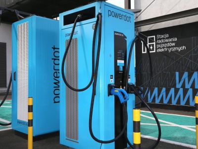 Stacje ładowania elektryków coraz bliżej siebie. Średni dystans spadł o 34 proc.