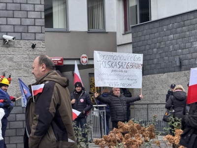 „Szczęść Boże, wysoki sądzie”. Proces Grzegorza Brauna ruszył w Warszawie