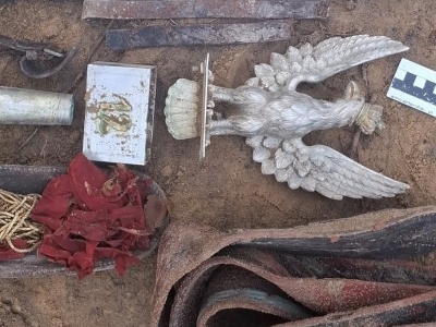 Orzeł z głowni sztandaru 12 pal odkryty w lesie! (GALERIA)