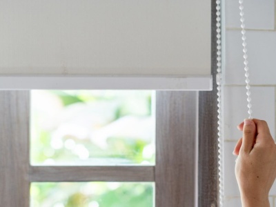 Mieszam z wodą i spryskuję rolety. Usuwa zlepiony kurz, a nawet stare plamy