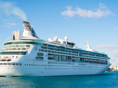 Zmarł na statku po wypiciu 33 drinków. Rodzina pasażera żąda odszkodowania