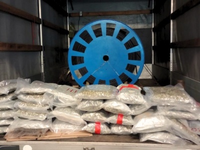 KAS i CBŚP zatrzymały ponad 36 kg marihuany. Kierowca przemycał narkotyki w szpuli z kablem