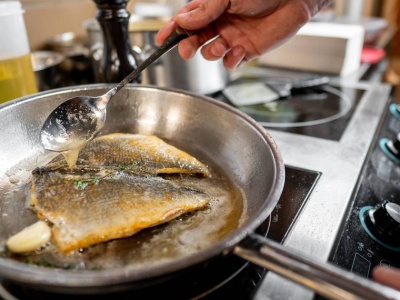 Wrzuć do garnka z wodą i postaw na kuchence. Smród smażenia zniknie od razu