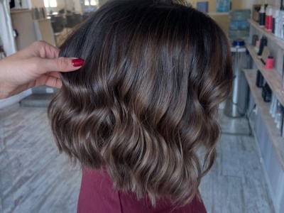 Miękki, lekki, uniesiony. Soft box bob to fryzura, która robi efekt 