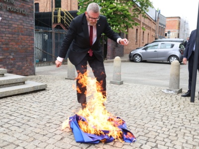 Kordon sanitarny wokół Brauna? „Jest na granicy delegalizacji”. Czy dzięki takiemu „dojeżdżaniu” w sondażach jego partia zyskuje poparcie?