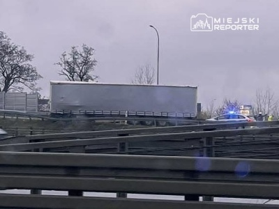 Ciężarówka uderzyła w bariery i zablokowała ważny zjazd. Utrudnienia na wjeździe do Warszawy