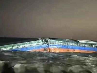 Chiny. Niewielki masowiec pękł na pół