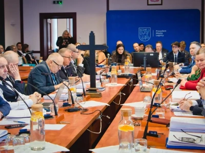 W poniedziałek sesja rady miejskiej Legnicy. Porządek obrad