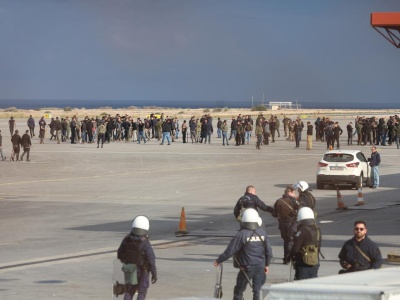 Protest rolników sparaliżował lotnisko. Wtargnęli na płytę i rzucali kamieniami