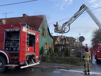 Dwie osoby poszkodowane w pożarze domu w Słupsku. Starsze małżeństwo straciło dobytek