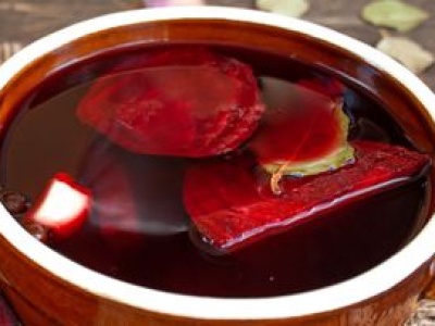 Nie wylewaj zakwasu z buraków. Jeśli zrobił się gęsty, można go jeszcze uratować