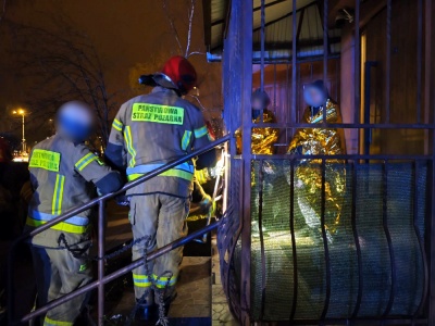 Policjanci zapobiegli wychłodzeniu nastolatków uwięzionych na balkonie