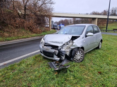Chevrolet wpadł w poślizg, auto zatrzymało się uderzając w bariery