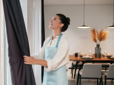 Goście za godzinę? Ten prosty domowy trik sprawi, że zasłony będą pachnieć jak świeżo wyprane