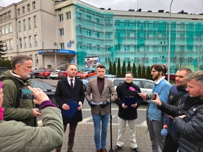 „NFZ jest niewypłacalny”. Ostra konferencja pod szpitalem w Nowym Sączu i apel o rozbicie monopolu