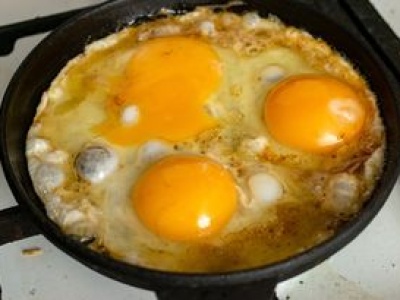 Wiele osób zaczyna dzień od takich jajek i nie wie, jak sobie szkodzi. Najgorszy wybór na śniadanie