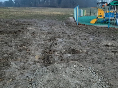 Niebezpieczne rury i błoto. Nie da się przejść