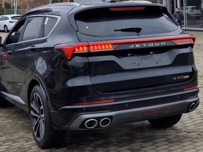 SUV za 124 900 zł z wnętrzem w stylu premium zaczyna zjeżdżać z lawet pod polskimi salonami. W standardzie ma naprawdę duże koła