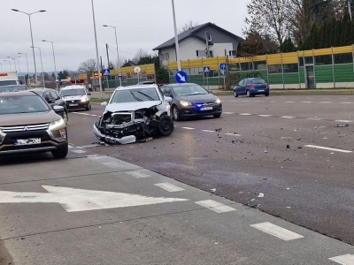 Potężne zderzenie na Podkarpackiej. Kierowca nie ustąpił pierwszeństwa