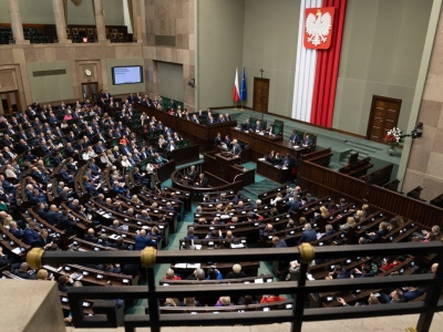 SONDAŻ. KO przed PiS. Partia Brauna blisko Konfederacji