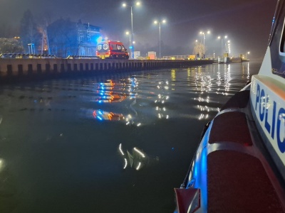 Wpadł do Martwej Wisły i stracił przytomność. Starszego mężczyznę ratowali policjanci