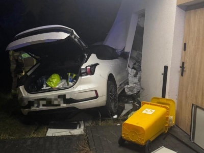 Pomyliła hamulec z gazem. Wjechała w budynek, ale zniszczeń jest więcej