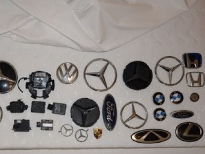 Seryjnie kradł emblematy. Święta spędzi w areszcie