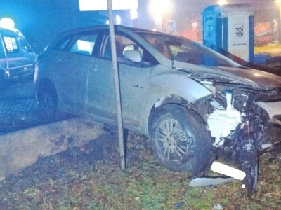 Kierowca minął patrol Straży Miejskiej i uderzył w bariery. Chciał odejść jakby nic się nie stało