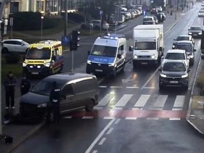 Sekundy od tragedii! 15-latek na hulajnodze wjechał prosto pod samochód