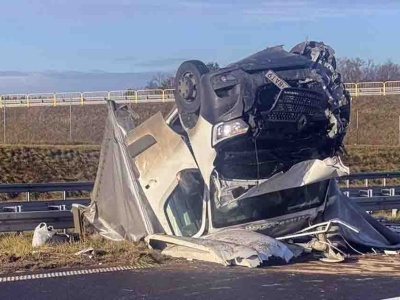 Nowa Sól. Wypadek busa na S3. Dachował, jest kompletnie rozbity