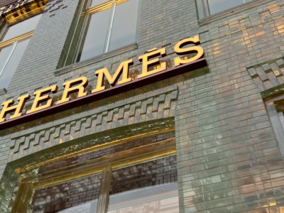 Hermès sprzedaje plastry za 200 dolarów. Moda, upcykling czy zwykły absurd?