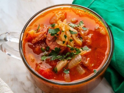 „Masna, kwaśna i konkretna”. Kwaśnica na wędzonym żeberku będzie hitem na świątecznym stole