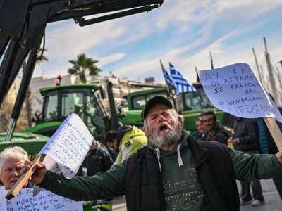 Greccy rolnicy blokują kraj. Feta znika z półek, lotniska zamknięte, a rząd bezradny
