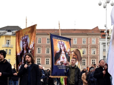 Promują patriarchat, modlą się na ulicach. Wielki spór w bałkańskim kraju