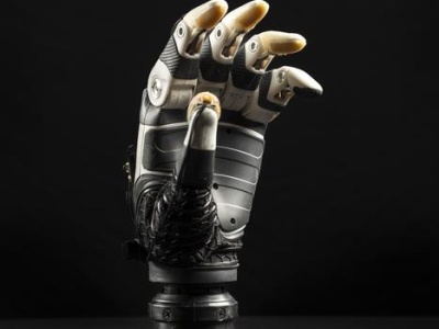 Bioniczna dłoń z „własnym umysłem”. Inżynierowie z USA projektują protezę AI, która chwyta z ludzką precyzją