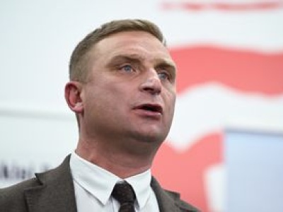 Nowe problemy Bąkiewicza. Jego stowarzyszenie ma zwrócić pieniądze