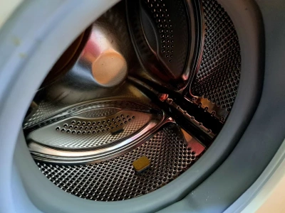 Pralka śmierdzi? Włóż jedną tabletkę i odpal 60°C. Efekt zaskakuje wszystkich