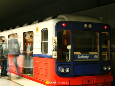 Bezdomny wyciągnął nóż i zaczął grozić pasażerowi na stacji metra. 