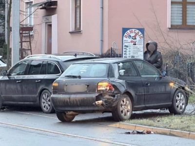 Utrudnienia na alei Wojska Polskiego po zderzeniu Audi ze Skodą