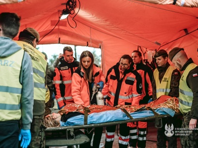 Wypadek autobusu i pożar na niby. Wspólne ćwiczenia ratowników i terytorialsów