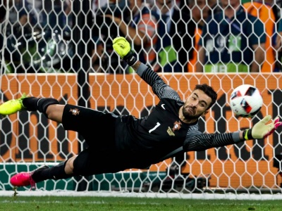 Legendarny bramkarz zakończył karierę. Zaszedł za skórę Polakom