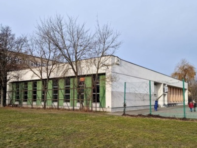 Basen na Żoliborzu stoi zamknięty od ponad 20 lat. Sprawdzamy plany co do budynku