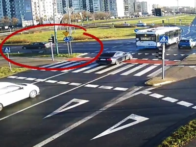 Senior wjechał pod prąd na rondzie, bo „zagapił się” (FILM)